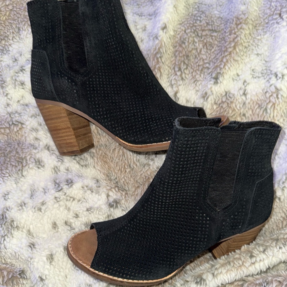 Elegant Black Ankle Booties with Wooden Heel Toms 5.5 W